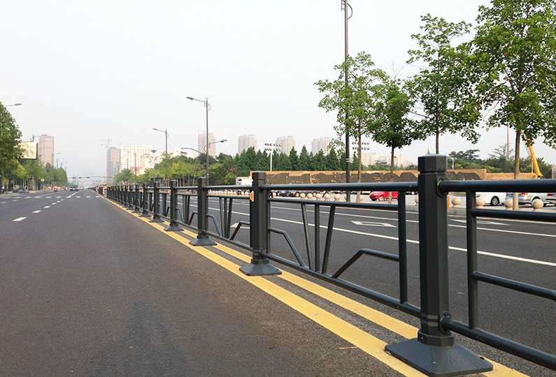 ml米兰体育平台:临江站过街通道前频上演冒险“跨栏秀”